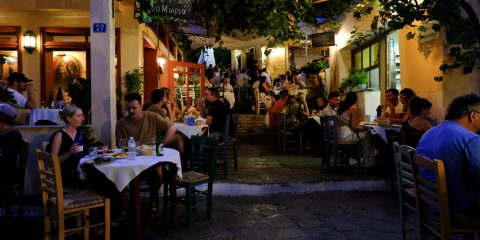 הטברנות הקסומות ביותר עם מוזיקה חיה בשכונת הפלאקה, אתונה