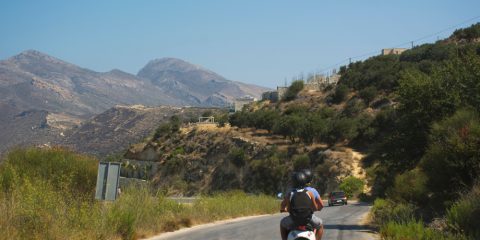טיול באיי יוון על ידי קטנוע - חופש והרפתקאות
