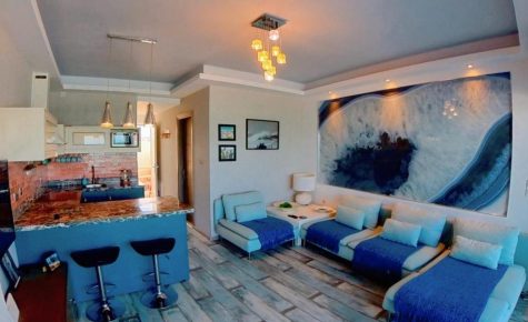 Deluxe Beach Apartment- Sleeps 2 & Private Terrace